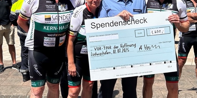POL-PPRP: Vor-Tour der Hoffnung - Polizeipräsident Andreas Sarter übergibt Spendenscheck - Foto: presseportal.de