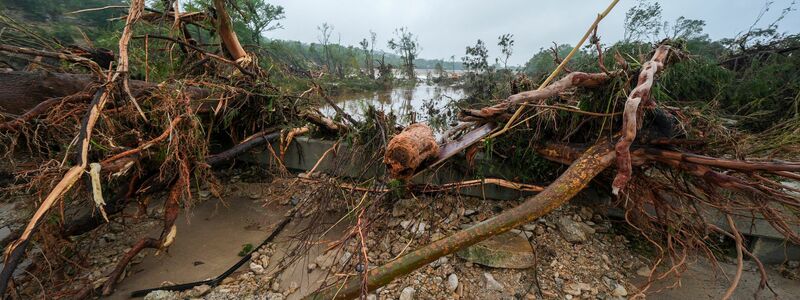 Insgesamt wurden nach Angaben der Behörde mehr als 850 Menschen unverletzt gerettet.  - Foto: Julio Cortez/AP/dpa