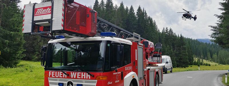 Ein Einsatzfahrzeug der Feuerwehr steht in der Nähe der Absturzstelle eines Kleinflugzeugs im Gemeindegebiet von Krimml.  - Foto: -/News5/dpa
