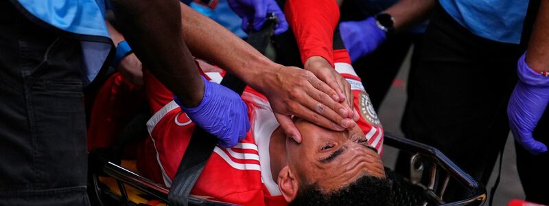 Jamal Musiala musste mit einer Trage abtransportiert werden. - Foto: Brynn Anderson/AP/dpa