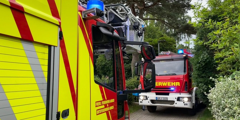 FW-AUR: Holzteile von Hütte und Zaun in Brand - Foto: presseportal.de