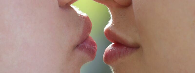 Küsst es sich mit aufgespritzten Lippen anders? Fachleute halten das für wahrscheinlich, wenn die Lippen stark vergrößert sind.  - Foto: Karl-Josef Hildenbrand/dpa