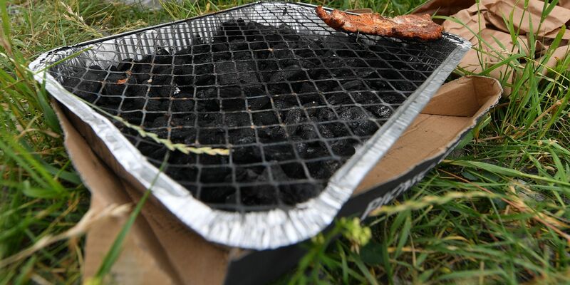 Der Absatz von Einweggrills hat stark zugenommen. (Archivbild) - Foto: Hendrik Schmidt/dpa-Zentralbild/ZB