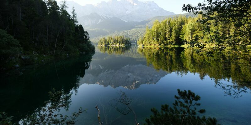 Im Eibsee wird nach einem untergegangenen Vater und seinem Sohn gesucht. (Archivbild) - Foto: Angelika Warmuth/dpa