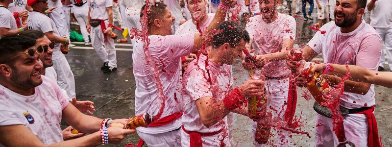 Die Feiernden warten auf den Start der «Chupinazo»-Rakete, mit der das San-Fermín-Festival 2025 offiziell eröffnet wird. - Foto: Miguel Oses/AP/dpa