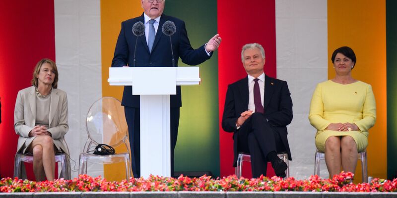 Bundespräsident Steinmeier sagt Litauen am Nationalfeiertag die Unterstützung Deutschlands bei der Verteidigung seiner Freiheit zu.  - Foto: Bernd von Jutrczenka/dpa