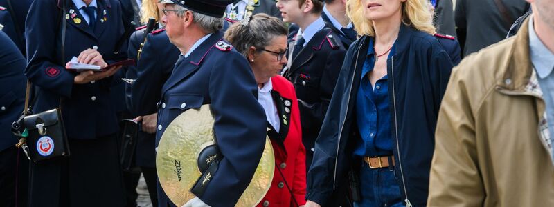 Die Schauspielerin Maria Furtwängler steht bei Dreharbeiten für einen neuen «Tatort» im Parkhaus Osterstraße.  - Foto: Julian Stratenschulte/dpa