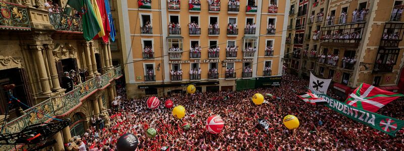 Mit dem Abschuss einer kleinen Rakete wurde am Sonntag das neuntägige Stadtfest San Fermín mit den berühmten Stierläufen in Pamplona eröffnet. - Foto: Miguel Oses/AP/dpa
