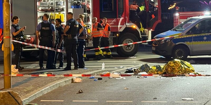 Ein Auto hat nachts in Frankfurt zwei E-Scooter erfasst. Es gibt zwei Todesopfer. - Foto: Mike Seeboth/dpa