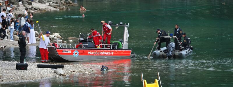 Im Eibsee wird nach einem untergegangenen Vater und seinem Sohn gesucht. - Foto: Karl-Josef Hildenbrand/dpa