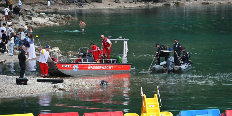 Im Eibsee wird nach einem untergegangenen Vater und seinem Sohn gesucht. - Foto: Karl-Josef Hildenbrand/dpa