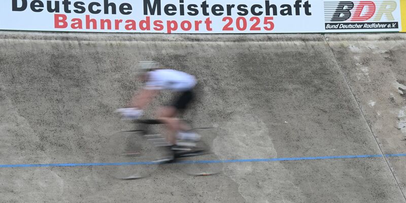 Beim Keirin hat sich ein schwerer Unfall ereignet, die Meisterschaften wurden abgebrochen. - Foto: Bernd Weißbrod/dpa