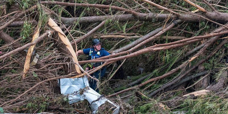 Ersthelfer der Feuerwehr suchen am Ufer des Guadalupe River. - Foto: Rodolfo Gonzalez/FR171494 AP/dpa