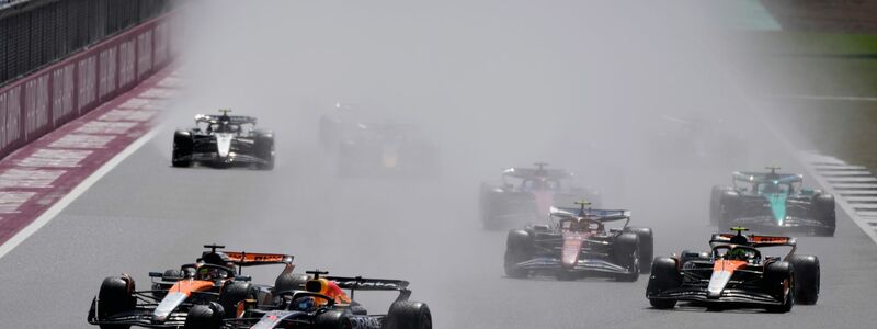 Regen und eine nasse Piste sorgen in Silverstone für Chaos. - Foto: Darko Bandic/AP/dpa