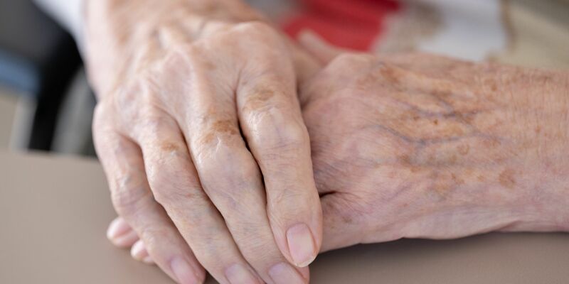 Die Kosten für die Pflege steigen und steigen. (Symbolbild)  - Foto: Sebastian Kahnert/dpa