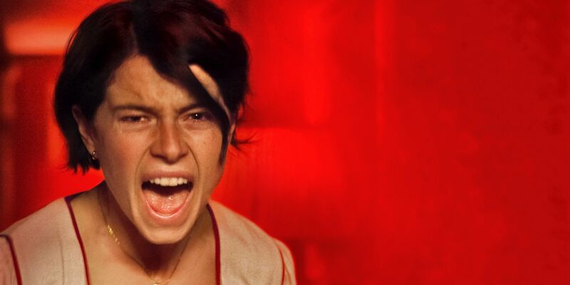 Harper (Jessie Buckley) schlägt zurück. - Foto: Kevin Baker/ZDF/dpa