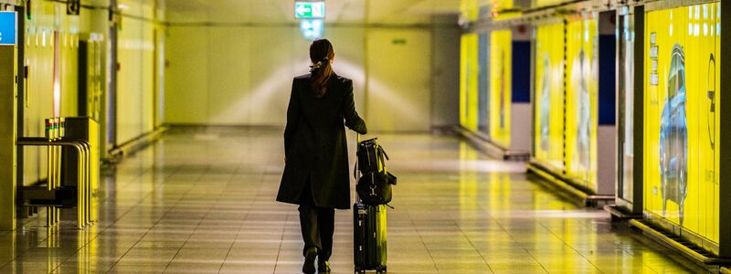 Das Klischeebild einer Geschäftsreisenden am Flughafen - das Flugzeug liegt als Verkehrsmittel klar vorne. (Symbolbild) - Foto: Andreas Arnold/dpa