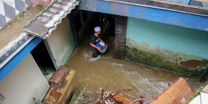 In der Region West-Java wurden viele Häuser schwer beschädigt. - Foto: Rangga Firmansyah/XinHua/dpa