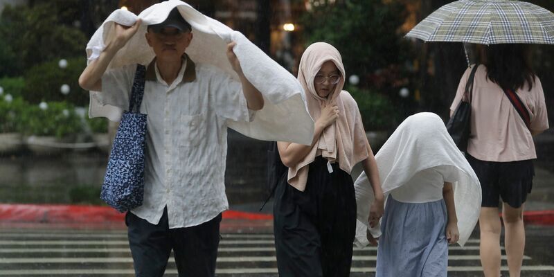 Wegen des Taifuns wurden in Taiwan zahlreiche Flüge gestrichen und Geschäfte blieben geschlossen. - Foto: Chiang Ying-ying/AP/dpa