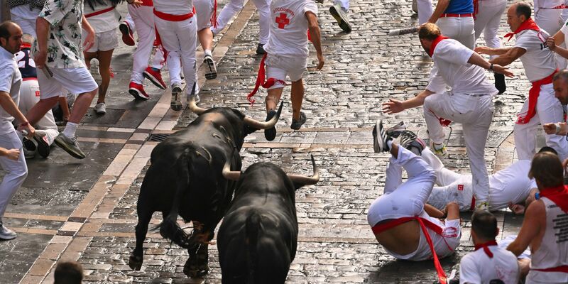 Die Stierläufe finden in Pamplona morgens, die Kämpfe abends statt. - Foto: Miguel Oses/AP/dpa