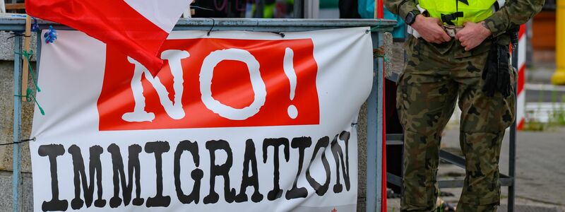Das Banner stammt von der rechtsradikalen «Bewegung zur Verteidigung der Grenzen», die zu eigenmächtigen Grenzpatrouillen aufruft.  - Foto: Patrick Pleul/dpa
