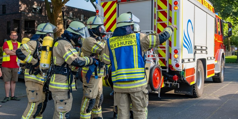 FW-KLE: Gemeinschaftsübung der Löschzüge Kellen und Nord-Ost am Finanzamt Kleve - Foto: presseportal.de