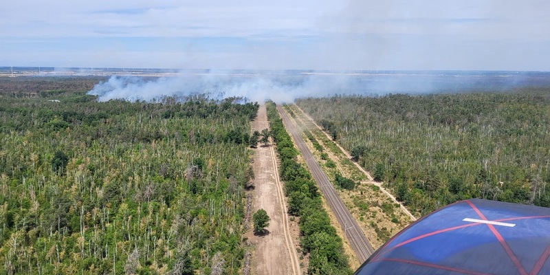BPOLD 11: Brandbekämpfung aus der Luft: Die Bundespolizei erneut im Einsatz gegen den Waldbrand in der Gohrischheide - Foto: presseportal.de