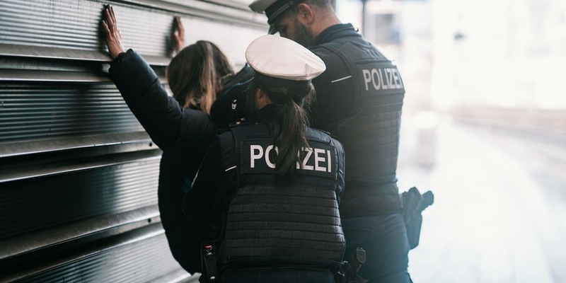 BPOL NRW: Widerstand gegen Polizeibeamte, mehrere Haftbefehle sowie ein Fluchtversuch - Bundespolizei nimmt fest - Foto: presseportal.de