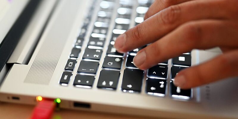 Nur ein Fünftel der Berufstätigen wurden laut einer Umfrage des Digitalverbandes Bitkom von ihrem Arbeitgeber bereits im KI-Einsatz geschult. (Symbolbild) - Foto: Uli Deck/dpa