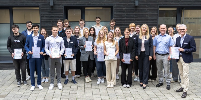 Neue SDG-Scouts für die Wertgarantie Group / 21 Young Talents starten als zertifizierte Nachhaltigkeitsbotschafter in der Unternehmensgruppe durch - Foto: presseportal.de