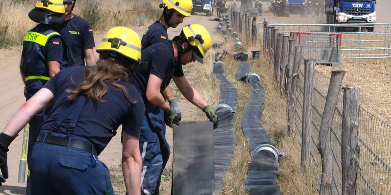 THW SN-TH: Brandeinsatz Gohrischheide: THW Wasserlogistik - Unverzichtbare Unterstützung bei Löscharbeiten der Feuerwehr - Foto: presseportal.de