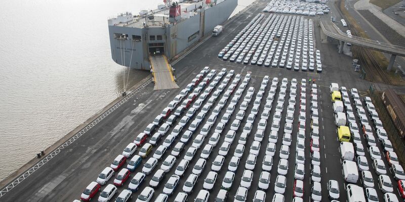 Fahrzeuge des VW-Konzerns vor der Verschiffung. Niedersachsen gehört zu den am härtesten betroffenen Ländern. (Archivbild) - Foto: Jörg Sarbach/dpa
