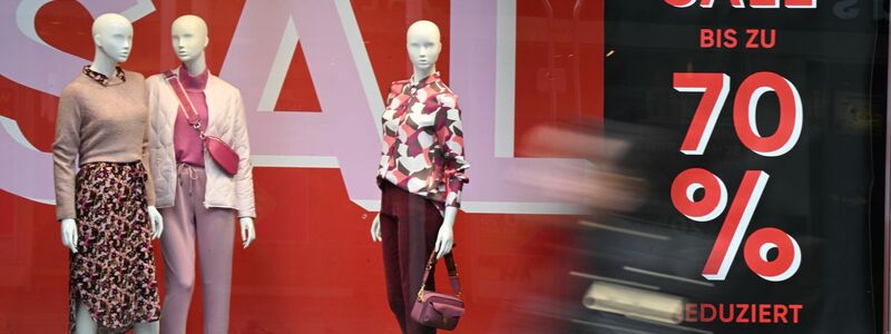 Die Kunden achten zurzeit stark auf Preise und Sonderangebote. - Foto: Bernd Weißbrod/dpa