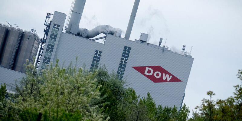 Der Konzern will einzelne Anlagen in Böhlen und Schkopau schließen.  - Foto: Sebastian Willnow/dpa