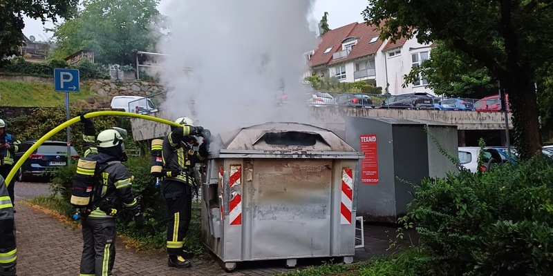 FW-EN: Wetter - Feuerwehr am Abend erneut wegen brennendem Papiercontainer unterwegs - Foto: presseportal.de