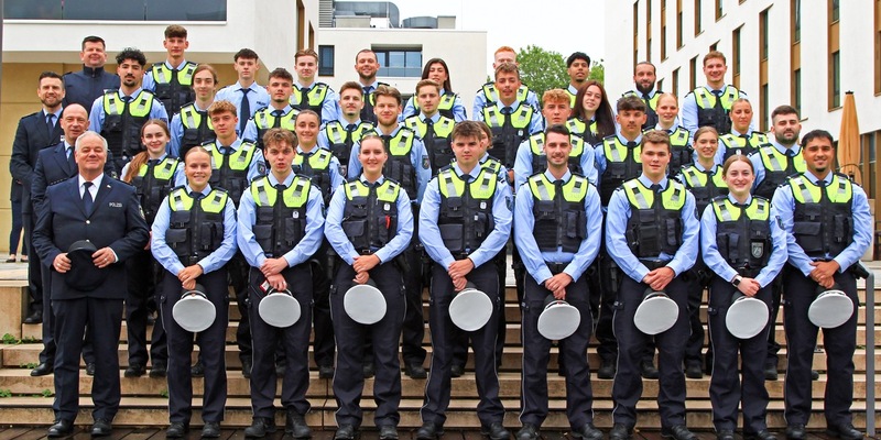 POL-DN: Das erste Mal auf Streife - Polizei Düren begrüßt 35 Kommissaranwärterinnen und -anwärter - Foto: presseportal.de