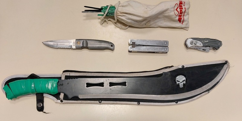 BPOLI DD: Mann mit Machete und Drogen in Einkaufsmarkt am Bahnhof Dresden-Neustadt festgestellt - Foto: presseportal.de