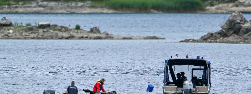 Im Eibsee wird nach einem untergegangenen Vater und seinem Sohn gesucht. - Foto: Peter Kneffel/dpa