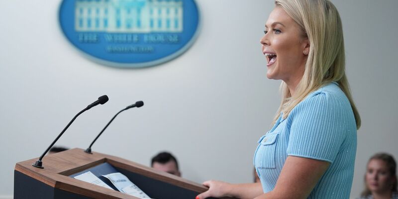 Trump will die Frist im Zollkonflikt per Dekret verschieben - sagt seine Sprecherin Leavitt. (Archivbild) - Foto: Evan Vucci/AP/dpa
