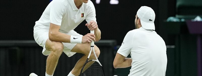 Jannik Sinner (l) kümmert sich um Grigor Dimitrow. - Foto: Jordan Pettitt/PA Wire/dpa