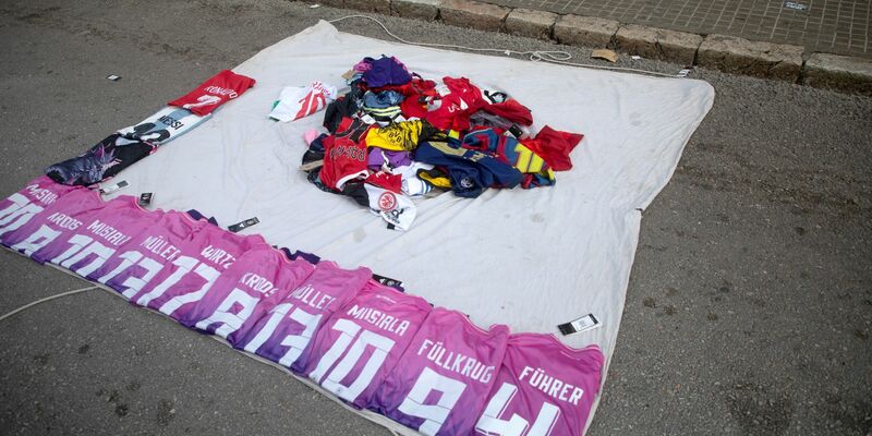 Gefälschte Trikots der deutschen Nationalmannschaft - unter anderem eines mit Nazisymbol und dem Schriftzug «Führer» - bei einem Straßenhändler in Mallorca (Symbolbilld) - Foto: Clara Margais/dpa
