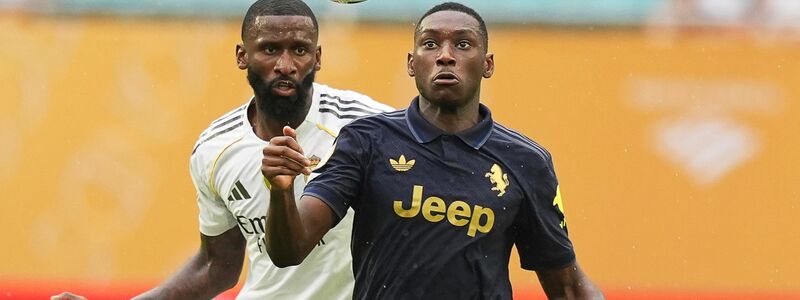 Immer eng am Mann: Antonio Rüdiger (l) im Zweikampf mit dem Ex-Frankfurter Randal Kolo Muani im Spiel gegen Juventus Turin.  - Foto: Rebecca Blackwell/AP/dpa