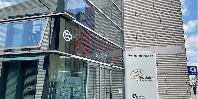 Schuldenuhr am Haus Reinhardtstraße 52 - Foto: über dts Nachrichtenagentur