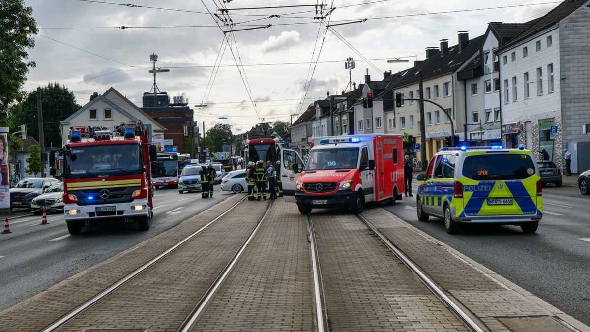 FW-DO: Verkehrsunfall zwischen Straßenbahn und PKW auf dem Wambeler Hellweg - eine Person schwer verletzt - Foto: presseportal.de