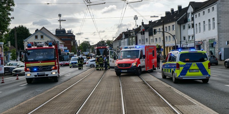 FW-DO: Verkehrsunfall zwischen Straßenbahn und PKW auf dem Wambeler Hellweg - eine Person schwer verletzt - Foto: presseportal.de