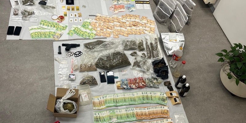 POL-REK: 250708-1: Erfolg für die Schwerpunktgruppe Mülheim: Durchsuchungen decken Drogenhandel auf - fünfstelliger Bargeldfund, Schusswaffe und Betäubungsmittel sichergestellt - Foto: presseportal.de