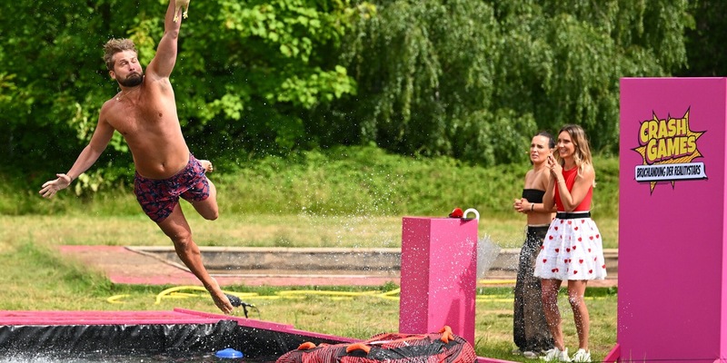 ProSieben und Joyn bringen die Kult-Gameshow Crash Games mit vertrauter Stimme, neuen Fieldreportern und sturzgefährdeten Reality-Teams zurück - Foto: Joyn/Willi Weber, presseportal.de