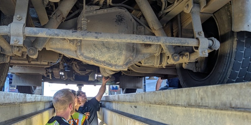 POL-SU: Baustellen-Lkw aus dem Verkehr gezogen - Anzeigen wegen Verkehrsunsicherheit und Urkundenfälschung - Foto: presseportal.de