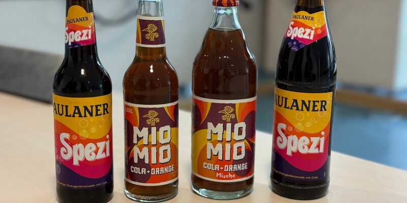 Wie ähnlich sind die Flaschen? «Schauen Sie es sich selbst an», rät der Richter. - Foto: Christof Rührmair/dpa