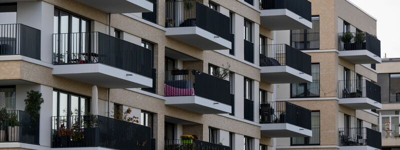 Der Wohnungskauf kann nicht nur in den Metropolen ordentlich ins Geld gehen. (Archivbild) - Foto: Monika Skolimowska/dpa